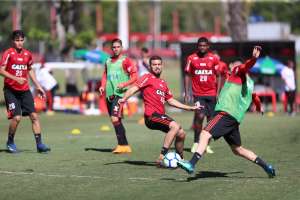 Barbieri promove entradas de Cuéllar e René no time titular do Flamengo