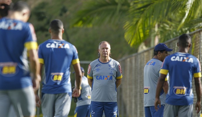 Mano evita mistério e indica time titular do Cruzeiro para a estreia