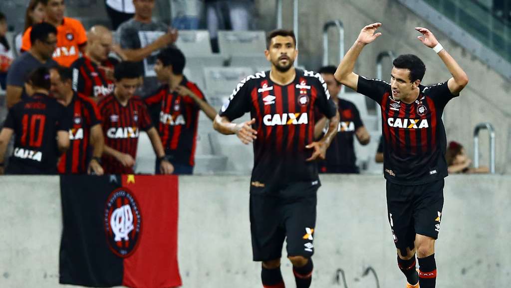 Na Arena da Baixada, o Atlético-PR não tomou conhecimento do Newell’s Old Boys e venceu a partida por 3 a 0