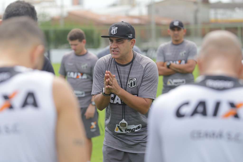 Chamusca conversou bastante com os jogadores do Ceará Chamusca conversou bastante com os jogadores do Ceará