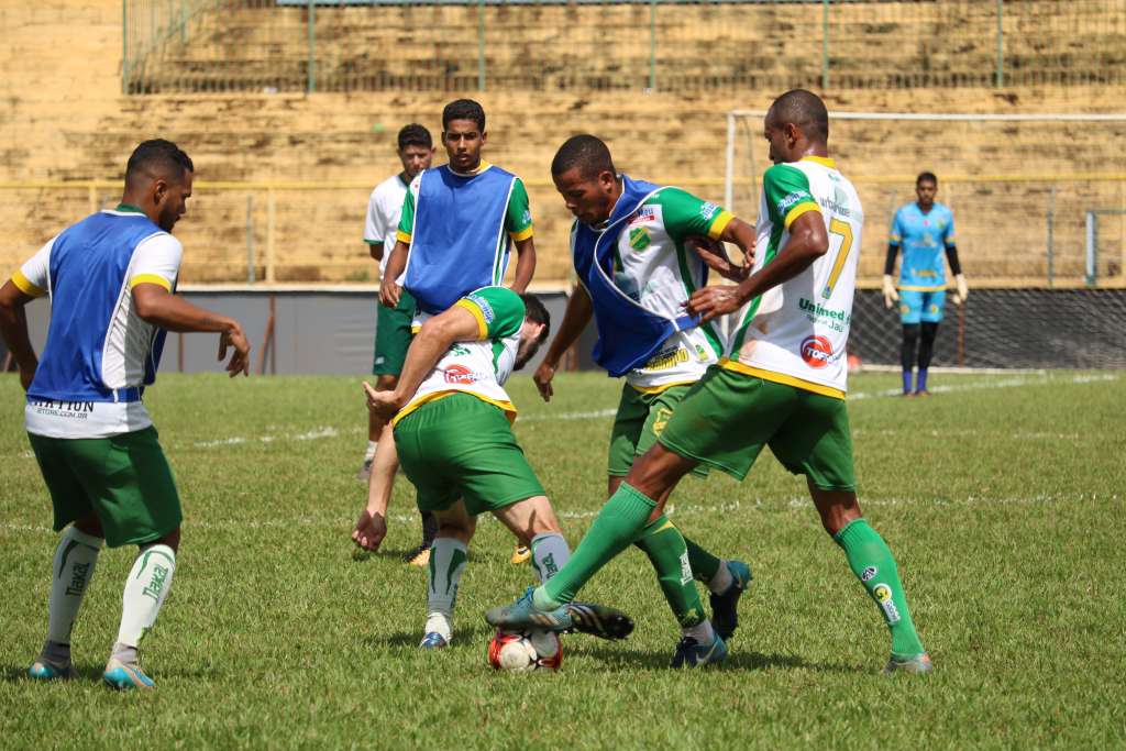 Ao fundo, o técnico Marcelo Pinheiro observa treinamento. FOTO: Tiago Pavini/XV de Jaú