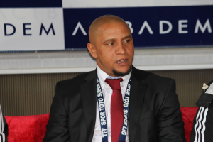 Roberto Carlos se torna embaixador da candidatura do Marrocos para Copa de 2026