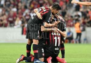Fernando Diniz coloca Atlético-PR brigando pelo título do Brasileirão