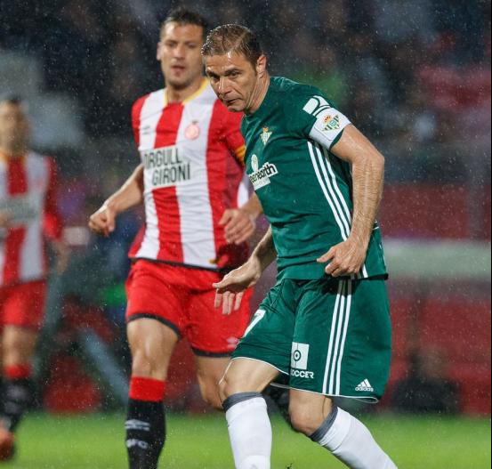 Com dois gols anulados de rival, Betis vence e segue em 5º