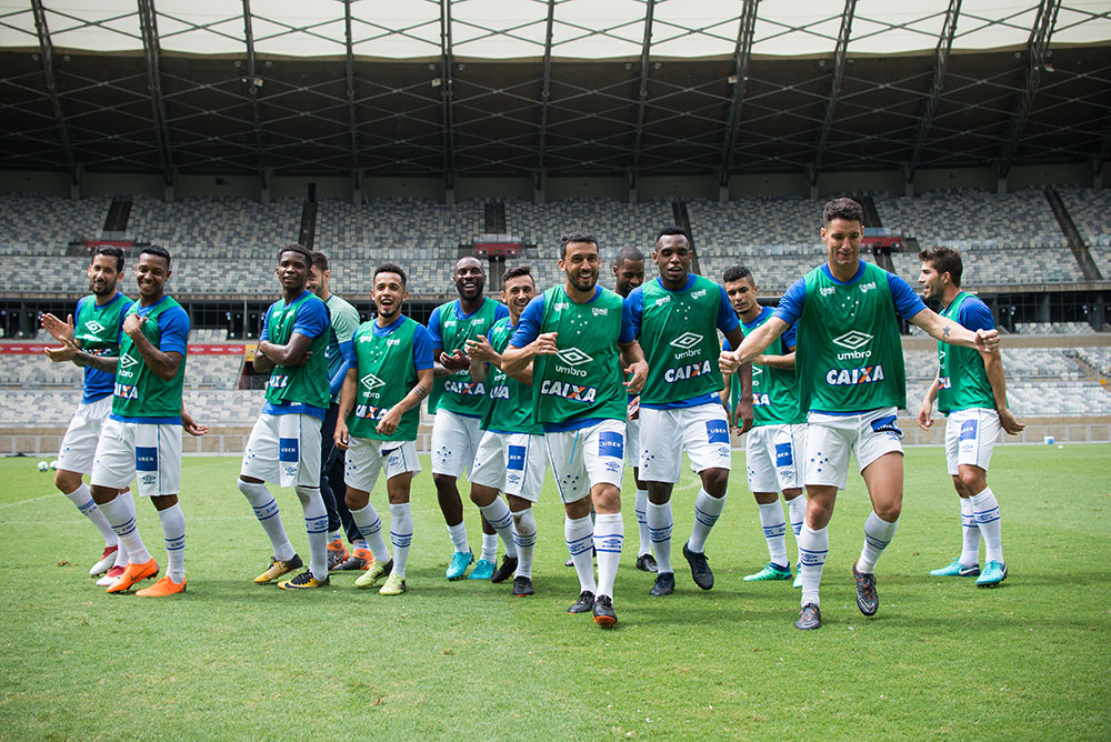 Sem mistério, o técnico Mano Menezes confirmou a escalação titular do Cruzeiro que faz sua estreia no Brasileirão