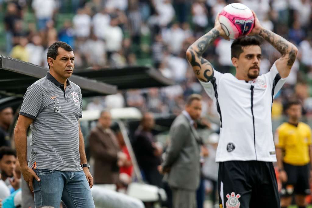 O técnico Fábio Carille ainda não sabe se vai poder contar com o lateral Fagner diante do Fluminense