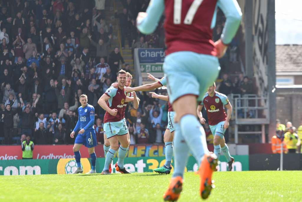 Burnley define no início, vence o Leicester por 2 a 1 e encosta no Arsenal