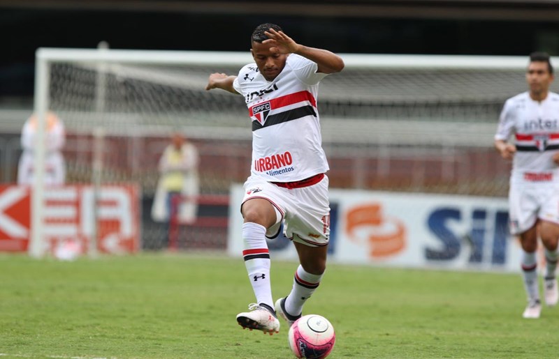 Lesão muscular tira Reinaldo, do São Paulo, por quase um mês dos gramados