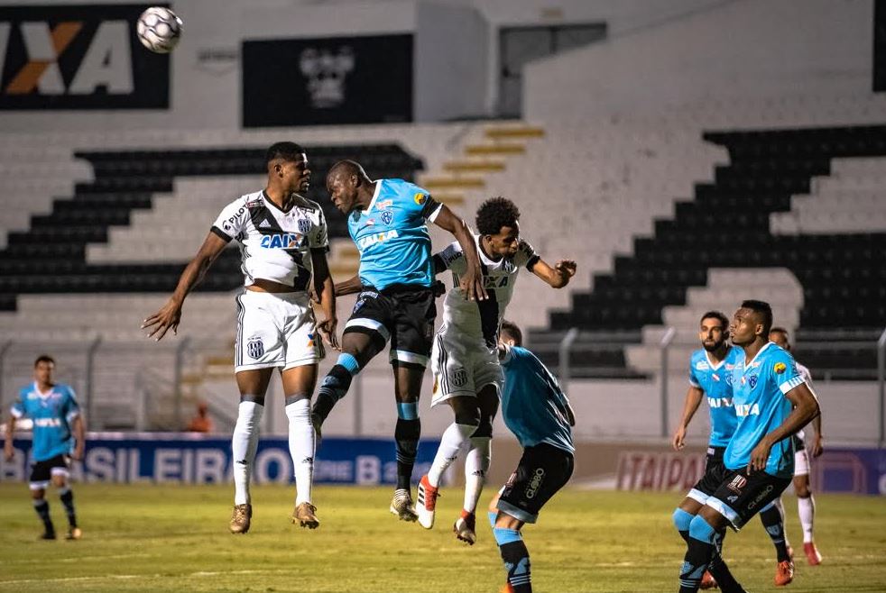 A Ponte Preta abusou da bola aérea, mas a zaga do Paysandu acabou levando a melhor (Foto: Fábio Leoni/Ponte Press)