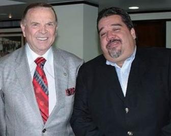 Gustavo Feijó, à direita, aparece ao lado de Marin, preso em Nova York