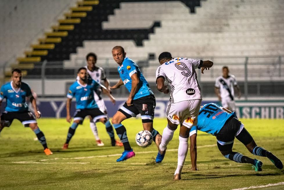 A Ponte Preta encontrou dificuldades para furar o bloqueio do Paysandu (Foto: Fábio Leoni/Ponte Press)