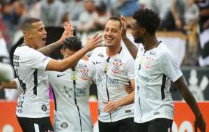 BRASILEIRÃO: Atlético-PR assume a liderança e Corinthians vence com 'Reidriguinho'