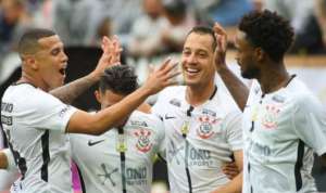 Corinthians joga feio, mas ganha primeiro jogo no Brasileirão