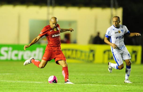 Roger deve fazer exames nesta segunda antes de assinar com o Corinthians