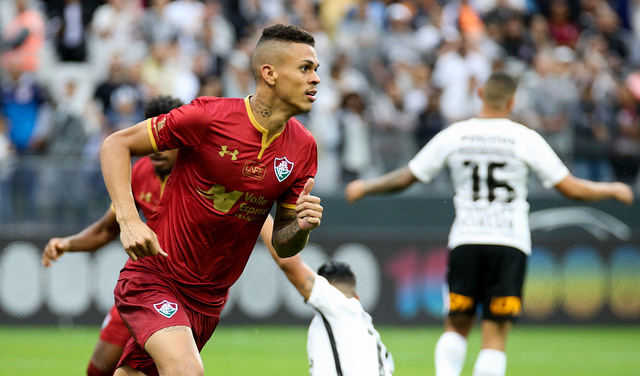 Richard, ex-Atibaia, comemora gol contra o Corinthians no Brasileirão