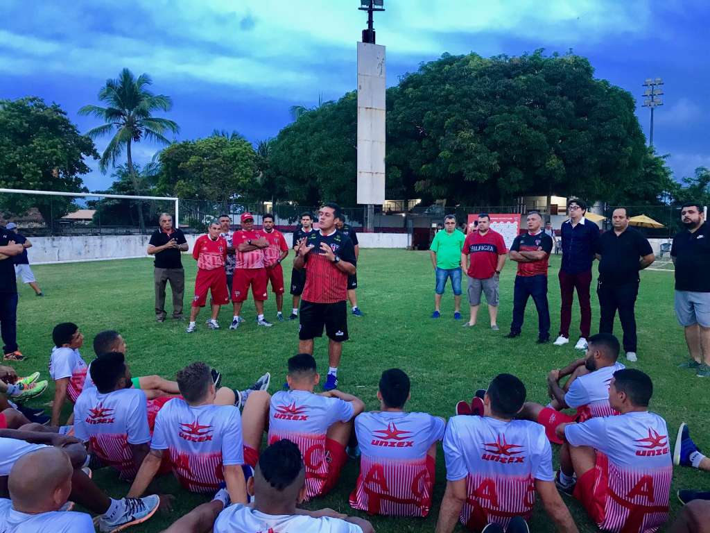 Técnico Maurílio Silva acredita em milagre do Ferroviário diante do Atlético-MG