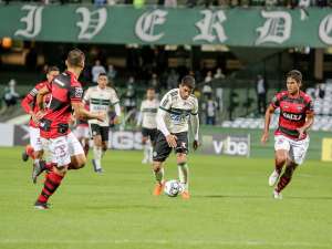 Coritiba 1 x 0 Atlético-GO - Sob olhares de Eduardo Baptista, Coxa se reabilita
