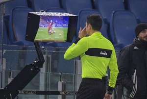 Decisões envolvendo o VAR serão explicadas em telões nos estádios da Copa