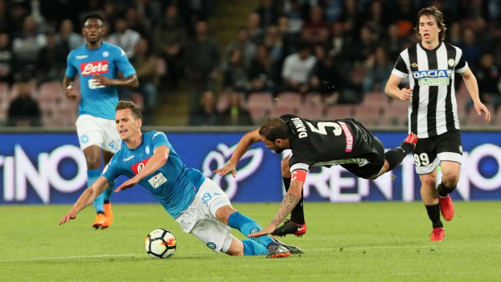 O Napoli venceu a Udinese de virada e diminuiu a vantagem da Juventus para quatro pontos