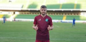 Em meio a dispensas, Guarani oficializa contratação de zagueiro do futebol gaúcho