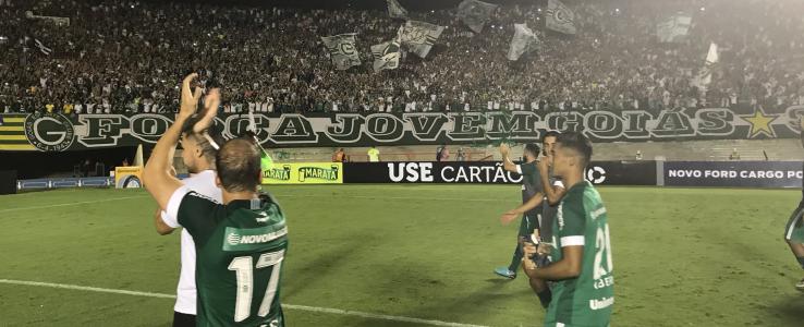 Jogadores do Goiás comemoram vaga com a torcida que foi em peso ao Serra Dourada