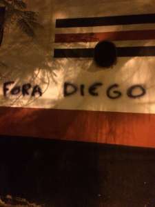 Muros da Gávea são pichados: presidente do Flamengo, Diego e Arão são alvos de protesto