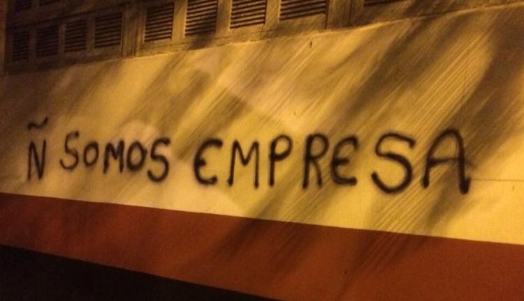 Muros da Gávea são pichados: presidente do Flamengo, Diego e Arão são alvos de protesto (Foto: Reprodução / Twitter)