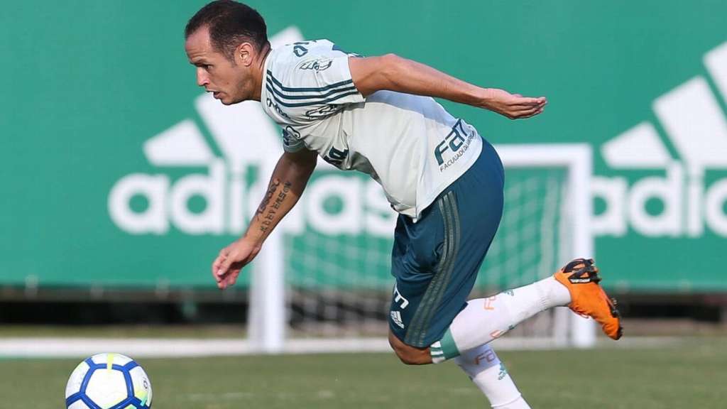 Guerra sofre lesão em lance com Michel Bastos e vira dúvida no Palmeiras