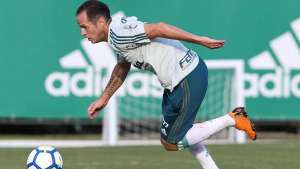 Guerra sofre lesão em lance com Michel Bastos e vira dúvida no Palmeiras