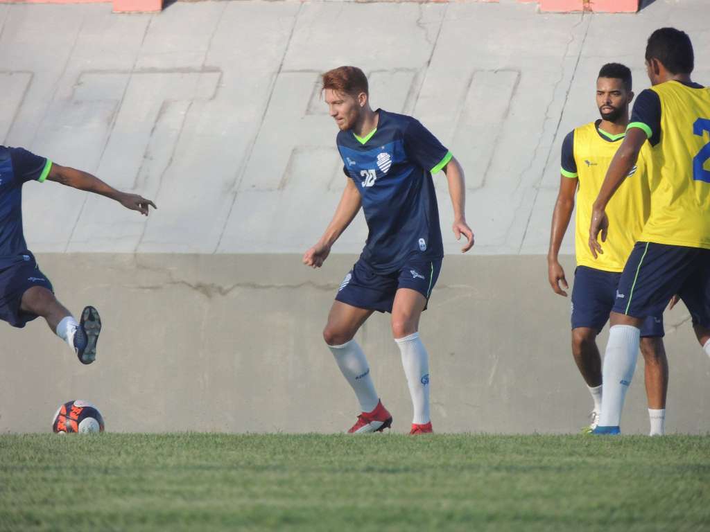 O volante Ferrugem viajou com a delegação para Sorocaba e pode estrear pelo CSA