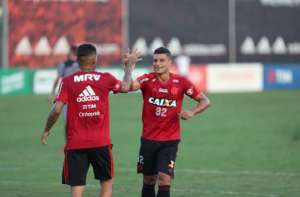 Prestes a voltar de suspensão, Guerrero marca e Flamengo vence jogo-treino