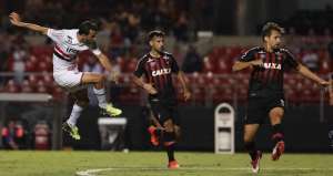 São Paulo apenas empata com Furacão no Morumbi e cai na Copa do Brasil
