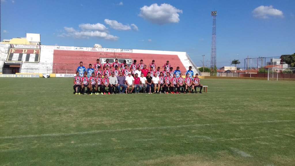 Jogadores do Primavera posam para a foto oficial do elenco na Segundona (Foto: Manoel Messias)