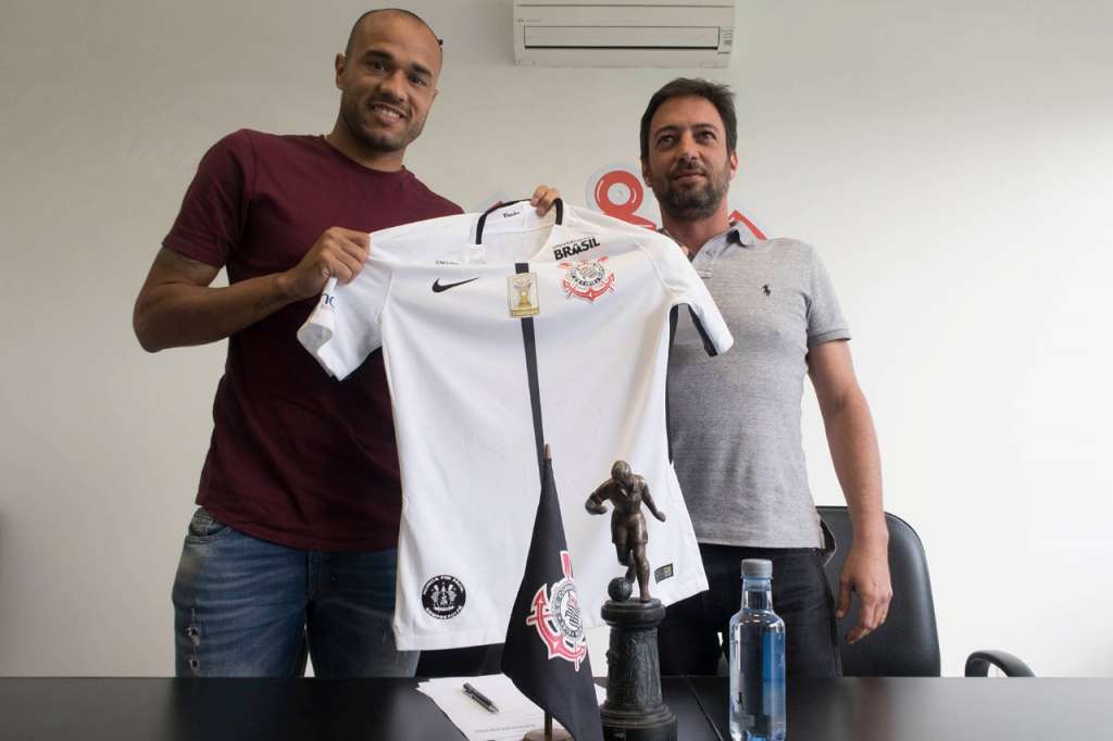 Ex-atacante de Ponte Preta, Guarani e Internacional, Roger é oficializado pelo Corinthians