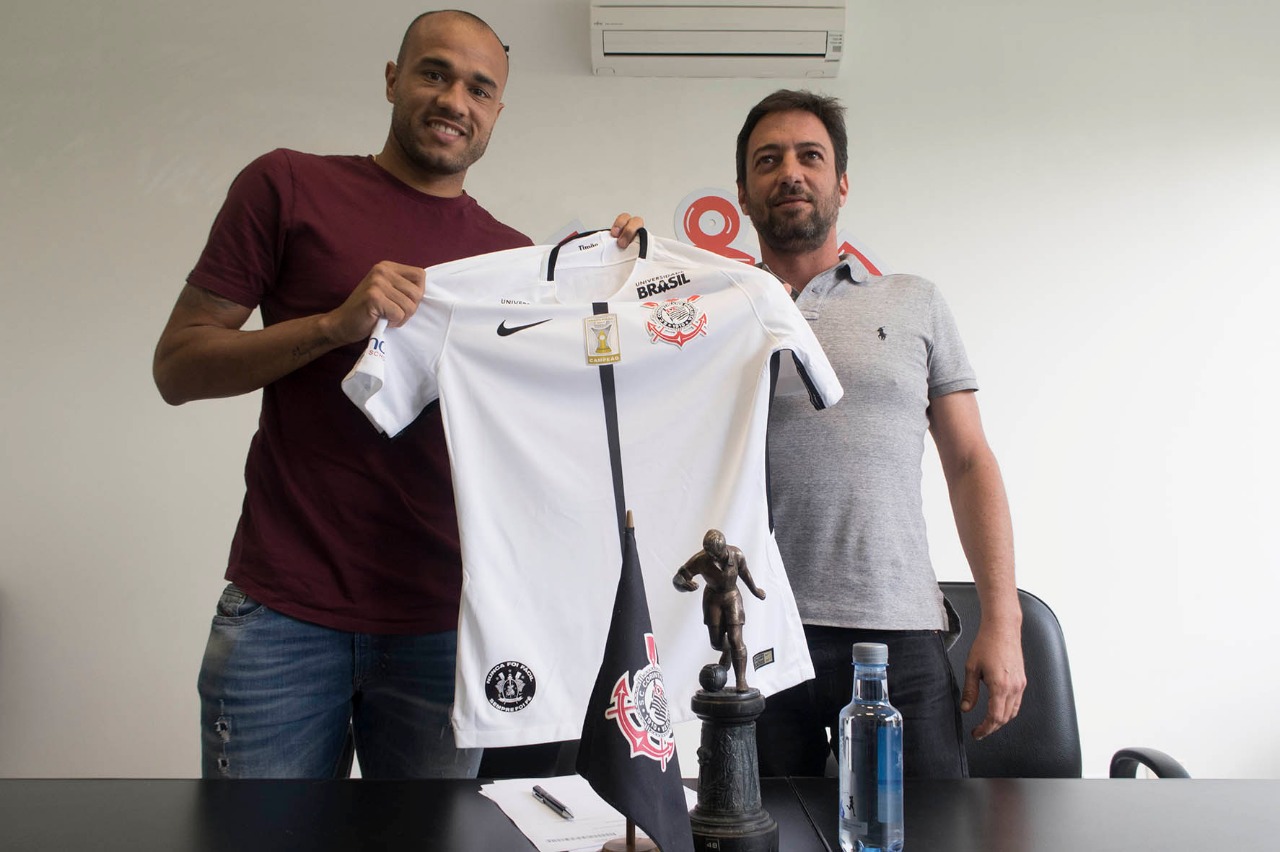 Ex-atacante de Ponte Preta, Guarani e Internacional é oficializado pelo Corinthians