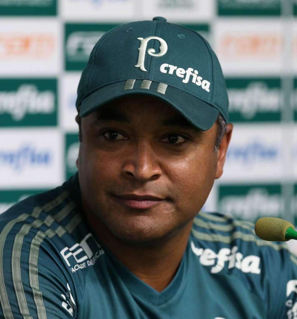 Roger Machado admite Palmeiras em turbulência e defende meia Lucas Lima