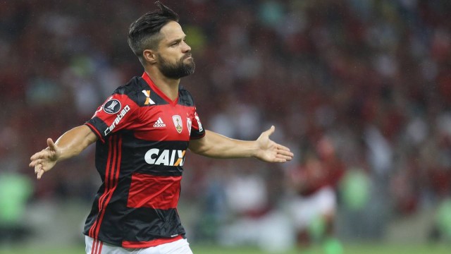 Com lesão, Diego desfalca Flamengo na despedida de Júlio César