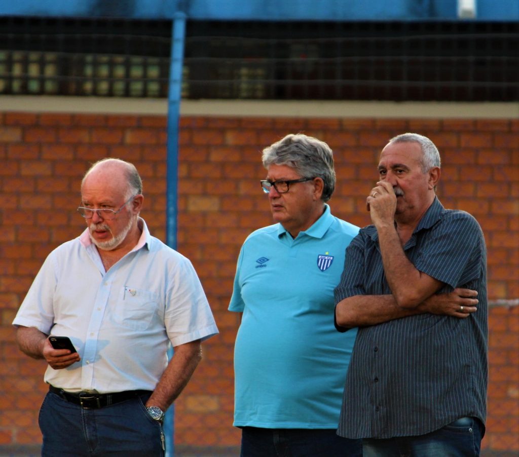 Geninho, ao centro, observa o treino com Presidente, Francisco José Battistotti (esq.), e o diretor de futebol, Joceli dos Santos - André Palma Ribeiro / Avaí FC
