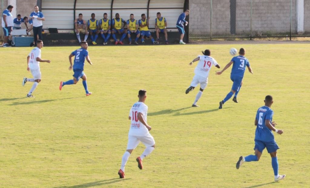 Disputa de bola entre Ceilândia e Sinop: Nada de gols no Abadião - Foto: Júlio Tábili (Sinop) Disputa de bola entre Ceilândia e Sinop: Nada de gols no Abadião - Foto: Júlio Tábili (Sinop)