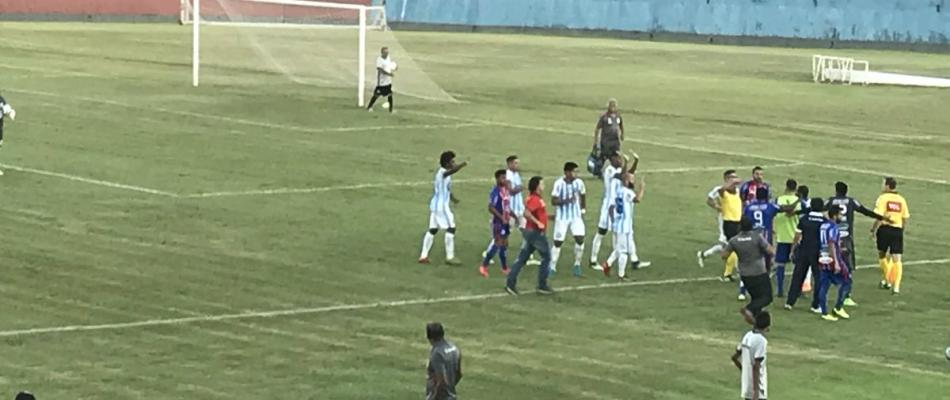 Jogo foi cheio de confusão na tarde deste domingo - Reprodução/Itumbiara
