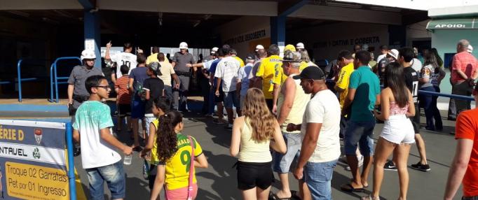 Muitas mulheres e crianças entre as quase três mil pessoas que foram ao Maião ver o Mirassol