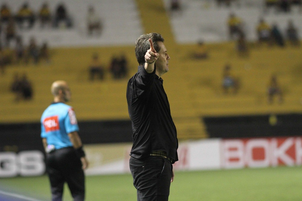 Série B: Argel Fucks aceita vaias da torcida após nova derrota do Criciúma