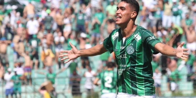 Considerado o 12º jogador do Guarani, o volante Denner foi um dos destaques contra o Sampaio Corrêa