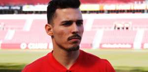 Zeca é oficializado no Internacional e assina contrato até junho de 2022