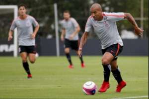 Emerson Sheik volta aos treinos e pode reforçar o Corinthians