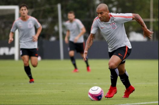 Emerson Sheik volta aos treinos e pode reforçar o Corinthians