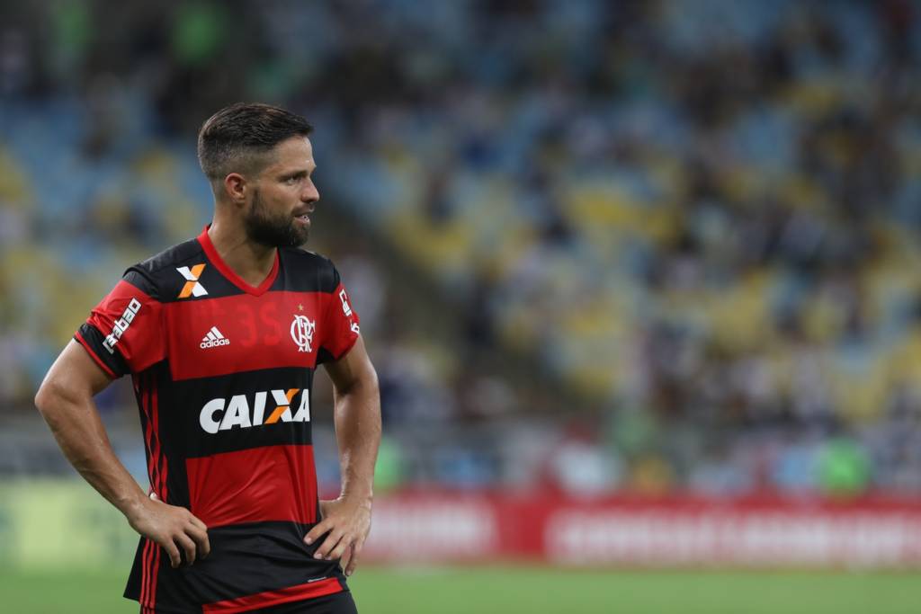 Diego treina na Colômbia e pode reforçar o Flamengo contra o Santa Fe na quarta