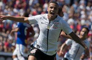 Corinthians goleia com estilo e lídera sozinho o Brasileirão