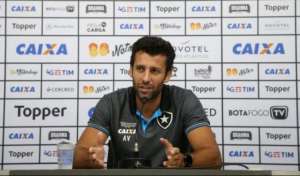 Valentim culpa gramado 'impraticável' por atuação irregular do Botafogo