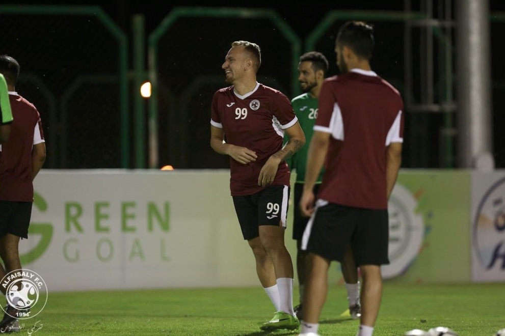Ex-atacante do Santos foca em final da Copa do Rei com o Al Faisaly
